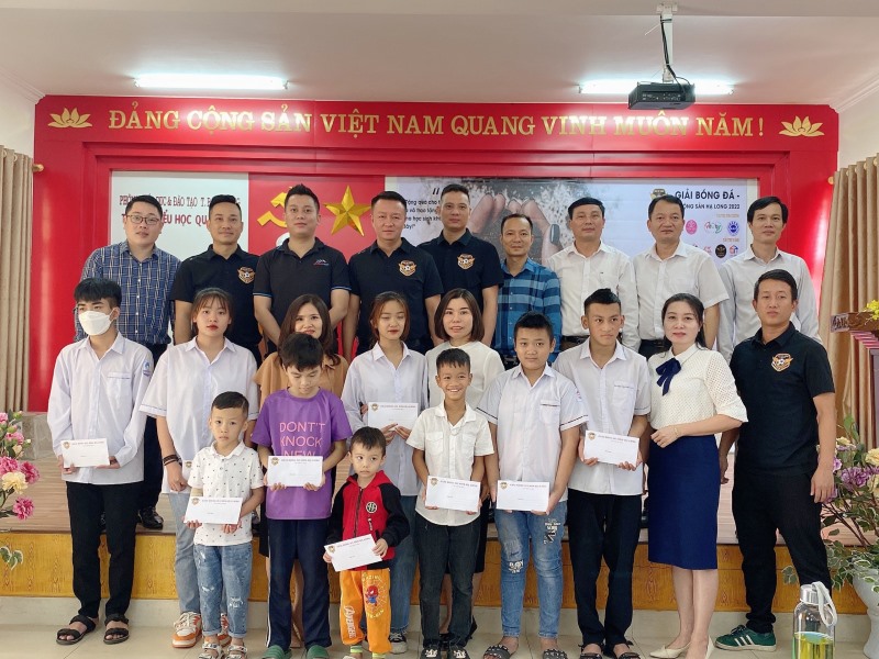 Tặng quà cho Trường tiểu học Quảng La và các cháu có hoàn cảnh khó khăn trên địa bàn xã Quảng La