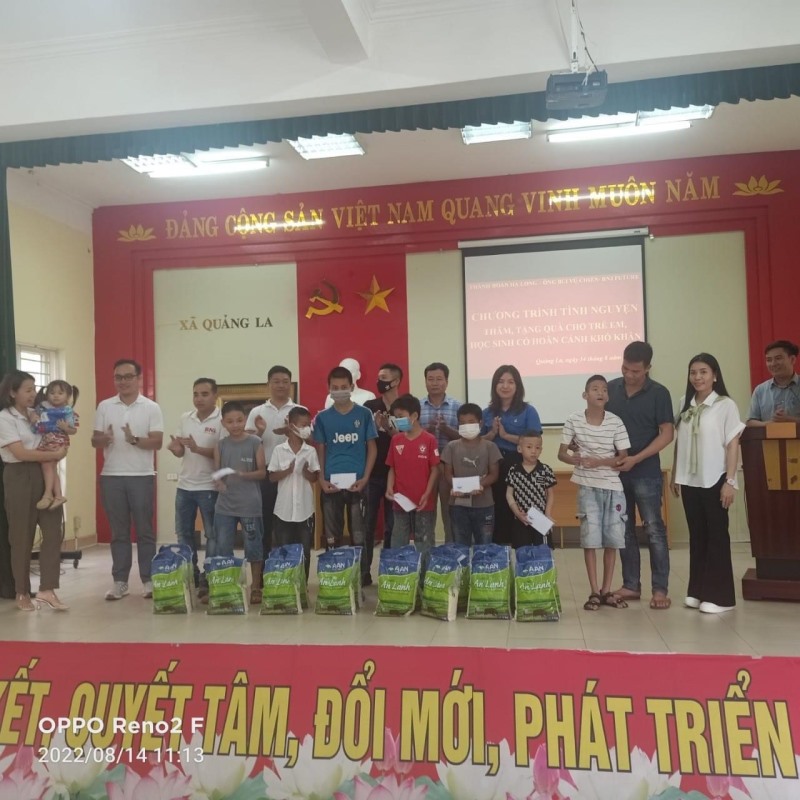 Thành đoàn Hạ Long trao tặng quà cho trẻ em có hoàn cảnh khó khăn trên địa bàn xã Quảng La