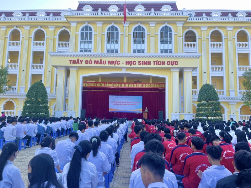 XÃ QUẢNG LA: CÔNG AN XÃ TUYÊN TRUYỀN, GIÁO DỤC PHÁP LUẬT VỀ MA TÚY, TÁC HẠI CỦA MA TÚY ĐỐI VỚI CỘNG ĐỒNG TẠI TRƯỜNG THCS VÀ THPT QUẢNG LA